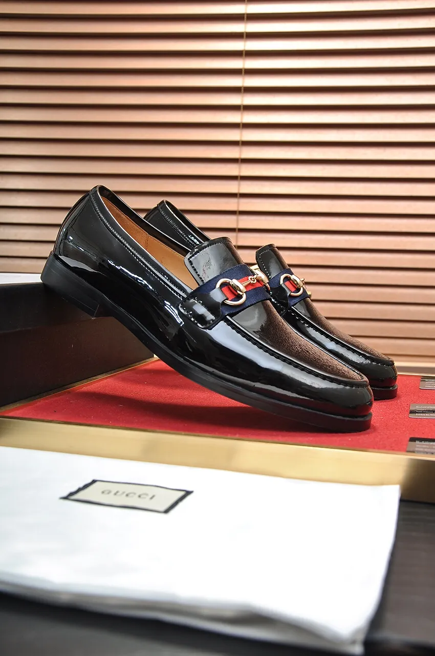 Men's shoes💰540💶Italy's top luxury men's shoe giant (GUCCI) (Gucci) (full cowhide lining) new arrival🍃Original European style🔰 Pleasant to the eye😍In order to make the shoes more durable and non-deformable🌀The production continues to follow traditional methods but there is still no lack of innovation💪The original open-edge beaded cowhide is chosen for the leather♻️ Smooth and natural And extra bright ⭐Made of imported cowhide, the first choice of rich people 38-45 (45 customized)